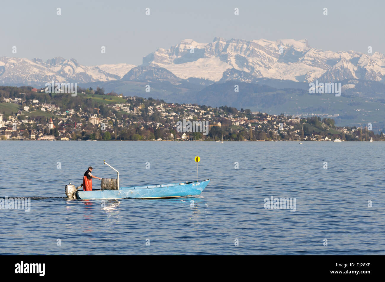 Zurich, Suisse : pêcheur en action sur le lac Banque D'Images