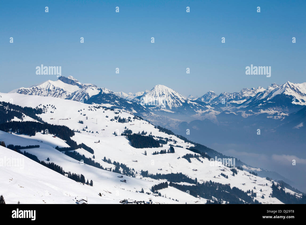 Panorama de montagnes au-dessus du village de Suisse Les Crosets près de la station française d'Avoriaz, près de Morzine Portes du Soleil Banque D'Images