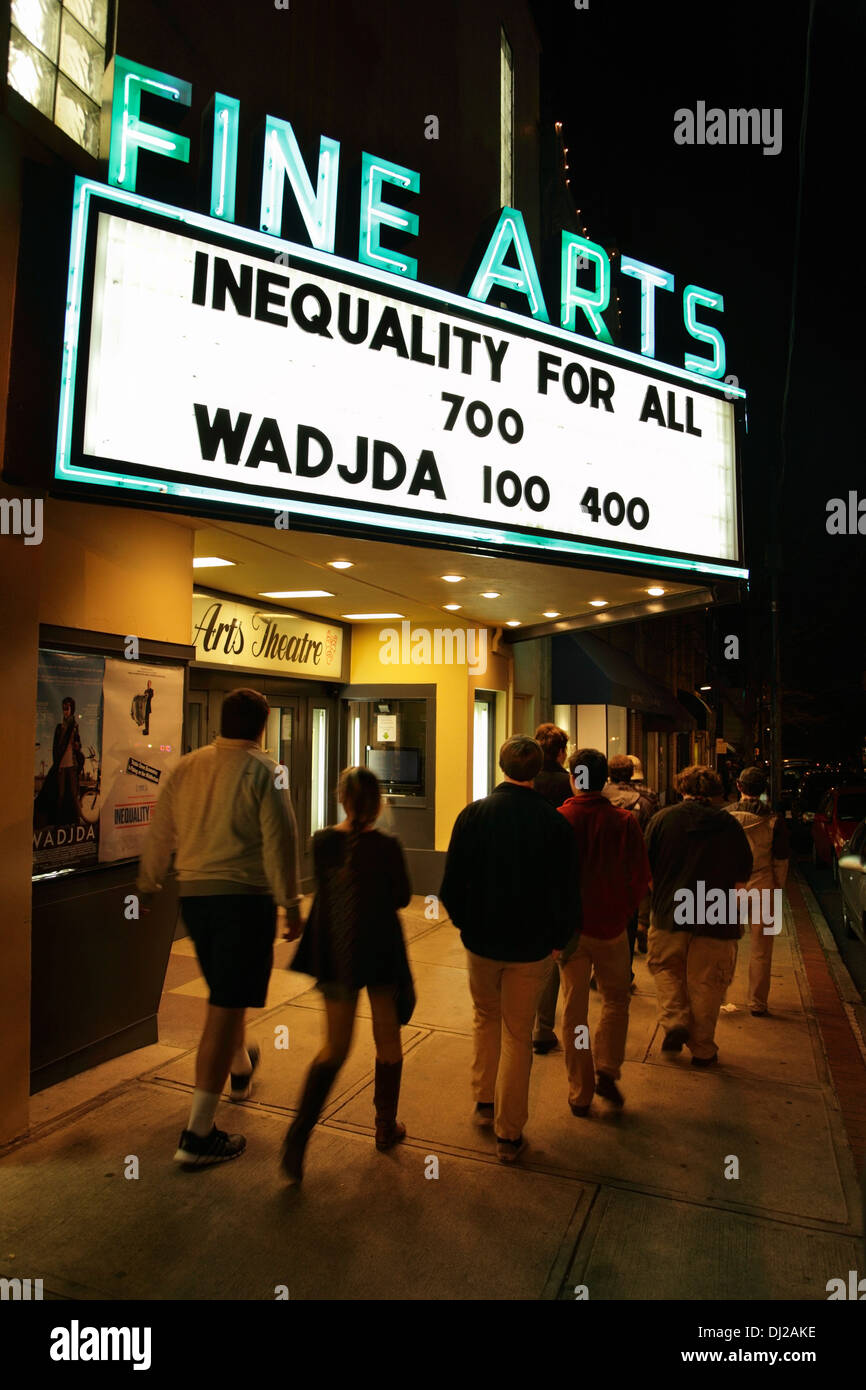 Les piétons à l'extérieur Fine Arts Theatre, un cinéma d'art et des films indépendants au centre-ville de Asheville, Caroline du Nord, États-Unis Banque D'Images