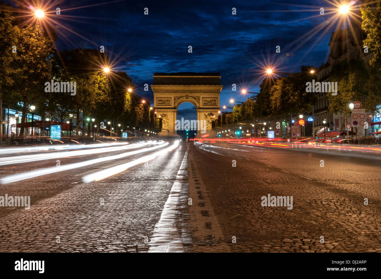 Sentiers de la circulation en face de l'Arc de Triomphe à Paris. Banque D'Images