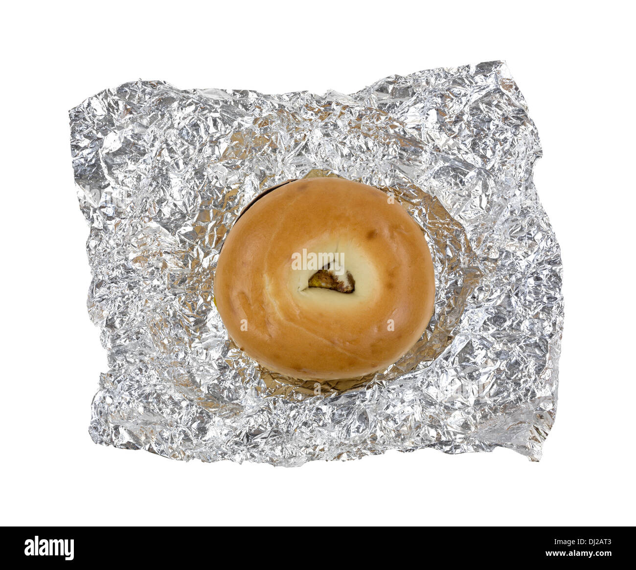 Vue de dessus d'un petit-déjeuner bagel au sommet d'aluminium froissé sur un fond blanc. Banque D'Images