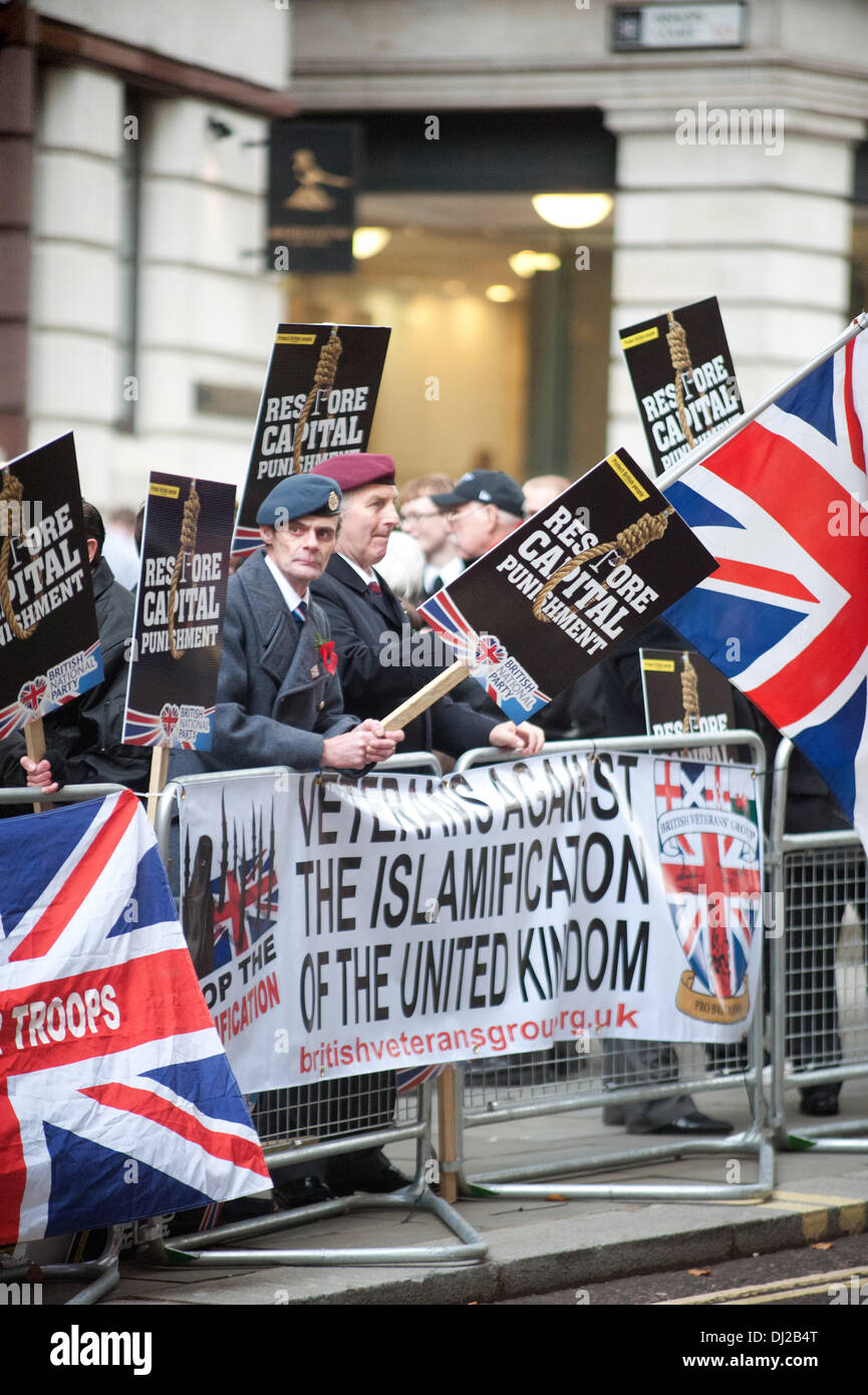 Londres, Royaume-Uni, 18 novembre 2013. Protestation contre le premier jour du procès à l'Old Bailey pour le meurtre de batteur Lee Rigby London 18/11/2013 Credit : JOHNNY ARMSTEAD/Alamy Live News Banque D'Images