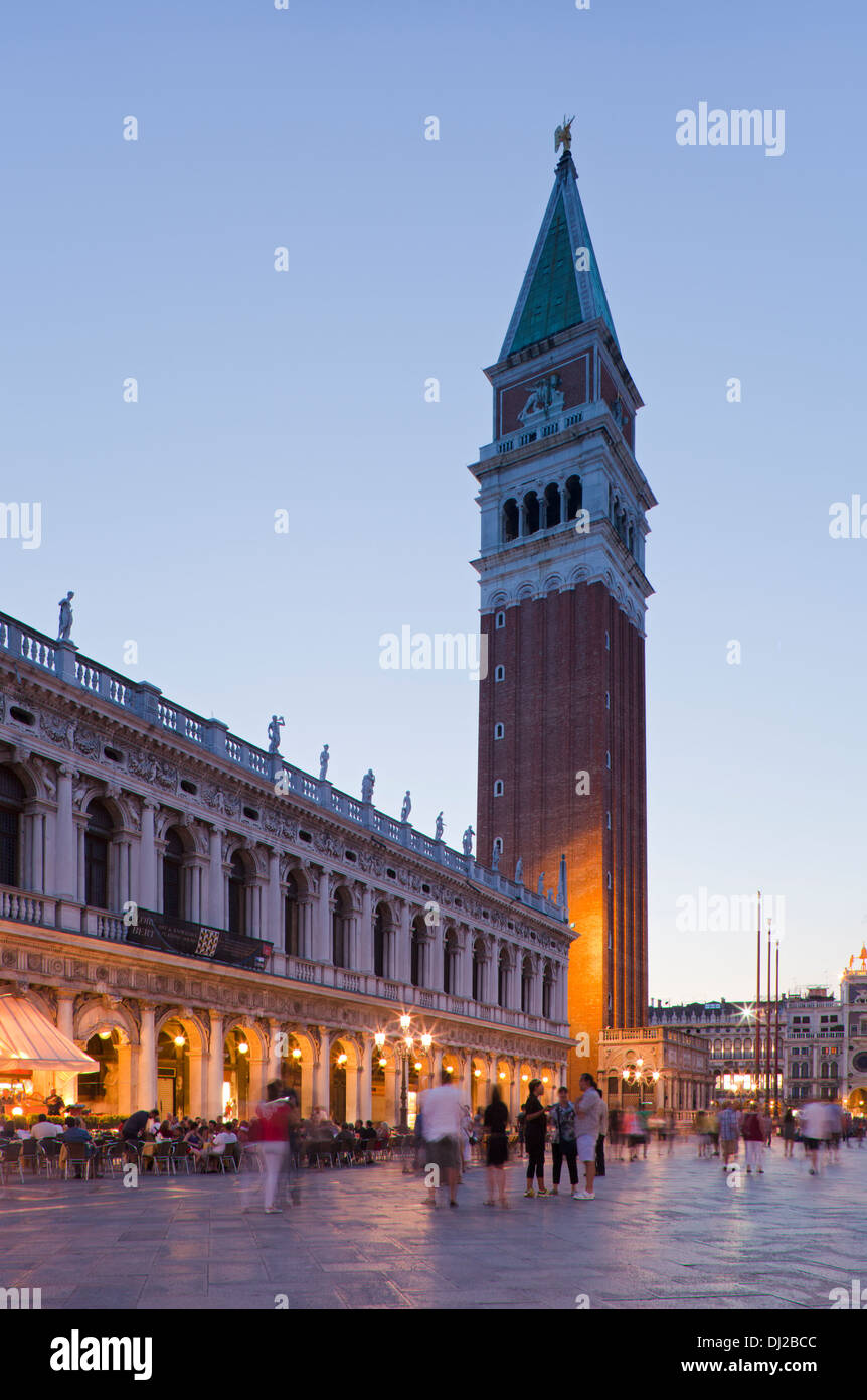 Venise - Place Saint Marc (Campanile Campanile di San Marco) à Piazza San Marco, Italie ; Bibliothèque Marcienne Banque D'Images