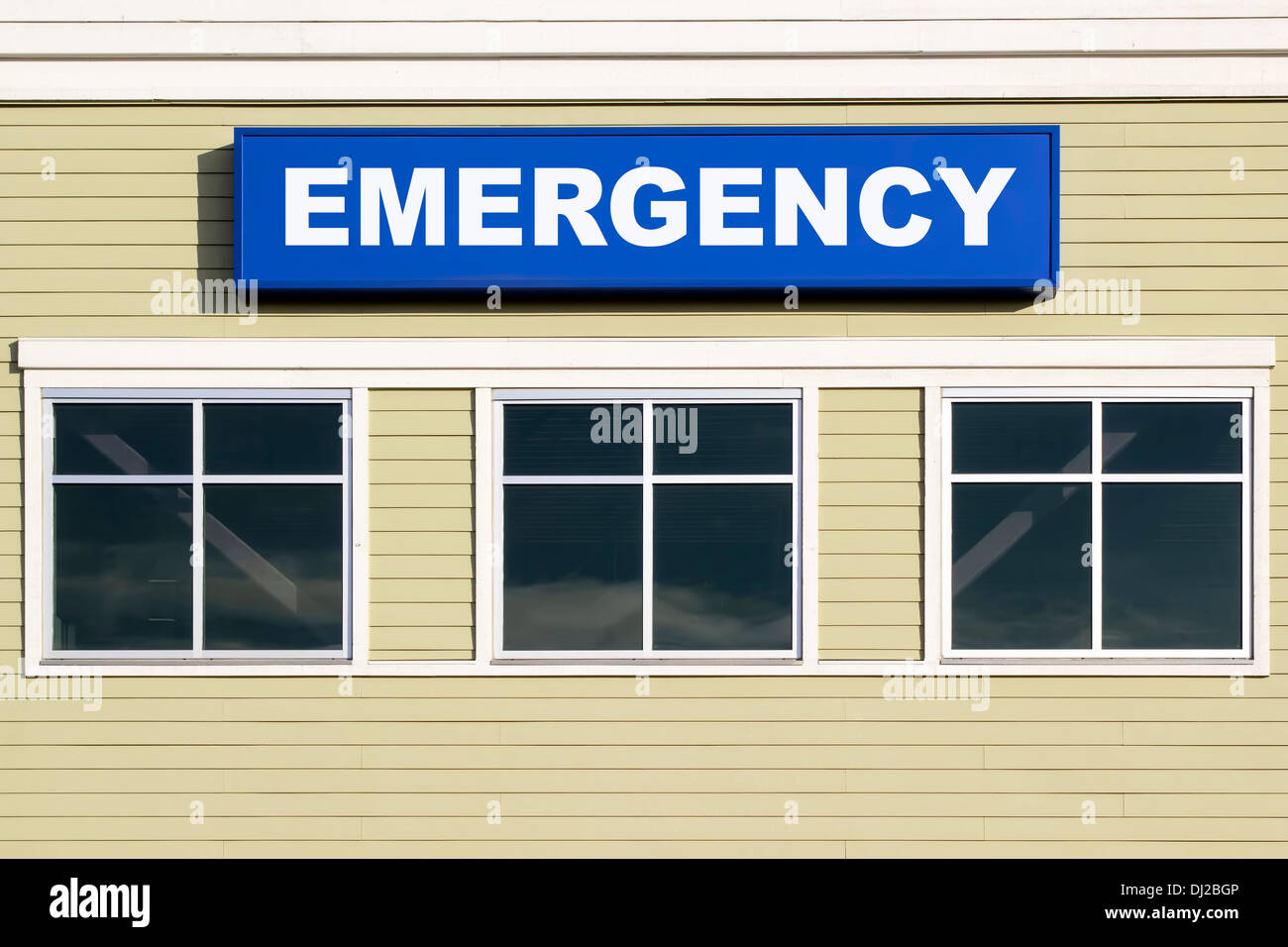 Panneau d'urgence Windows ci-dessus à l'extérieur de l'hôpital ou clinique d'urgence des capacités Banque D'Images