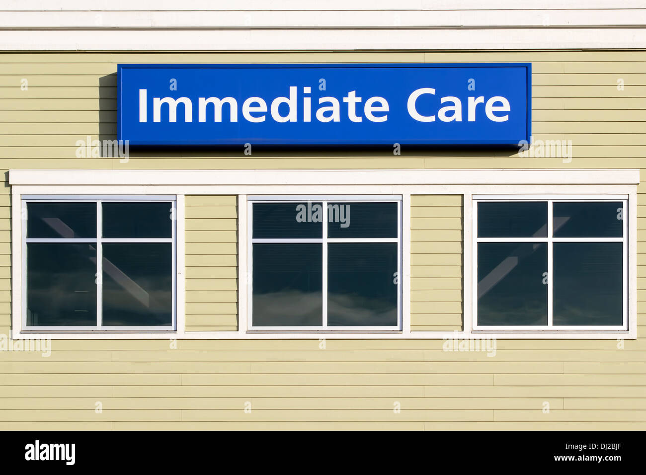 Des soins immédiats signe au-dessus de Windows à l'extérieur de l'hôpital ou clinique d'urgence des capacités Banque D'Images