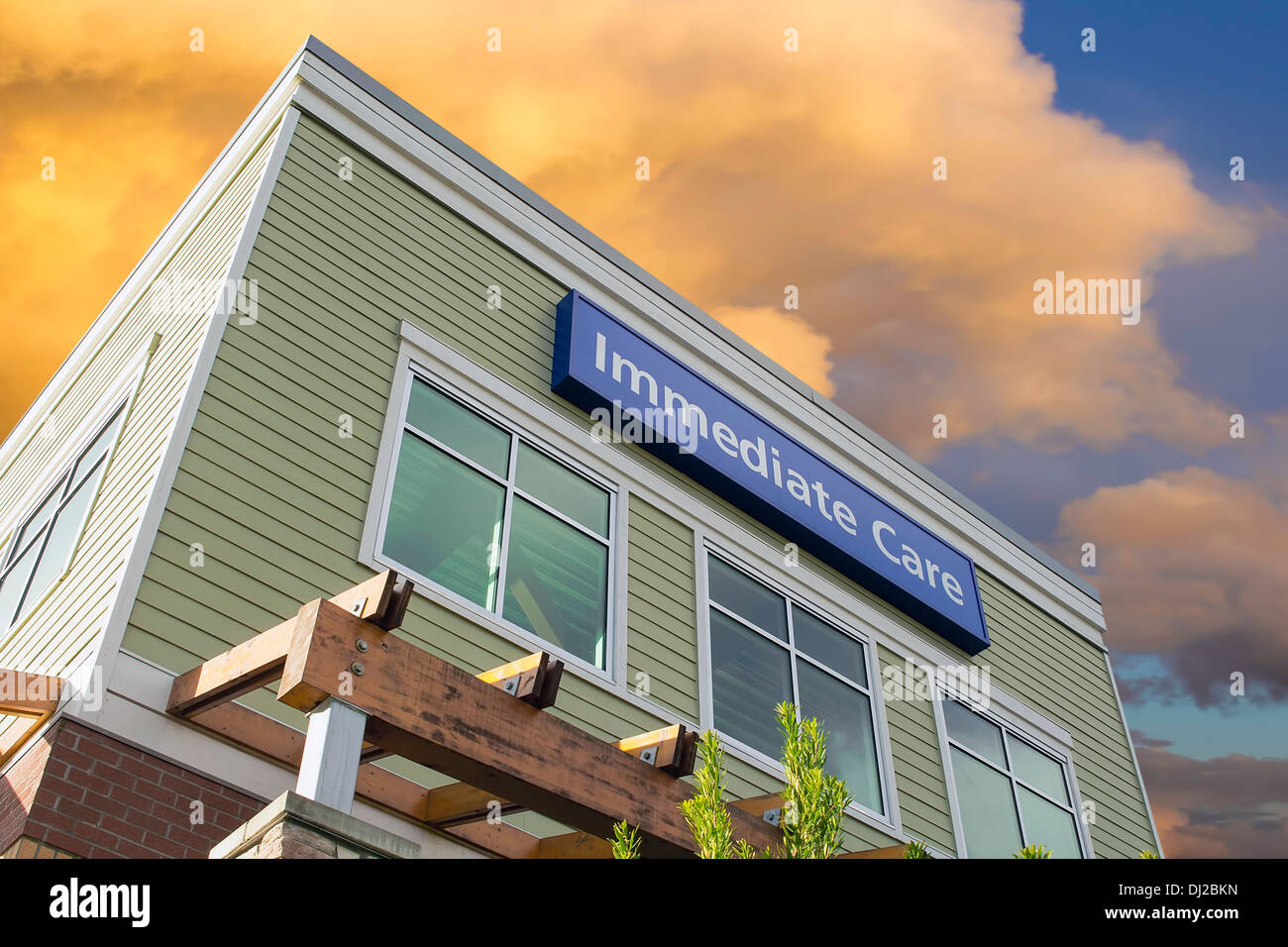 Des soins immédiats signe au-dessus de Windows à l'extérieur de l'hôpital ou clinique d'urgence des capacités contre le ciel avec des nuages Banque D'Images