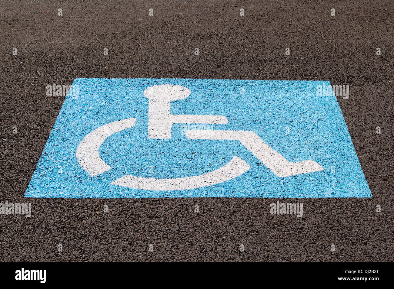 L'espace de stationnement pour personnes handicapées à l'emplacement d'affaires libre Banque D'Images