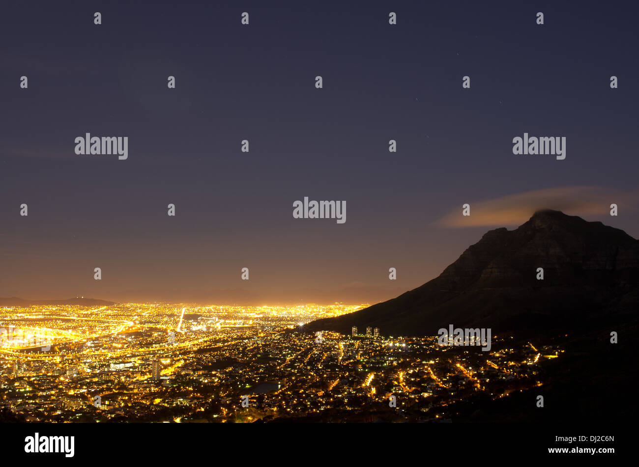 Paysage de nuit de Cape Town, Afrique du Sud. Vue est de Lion's Head, donnant sur Devil's Peak. Banque D'Images