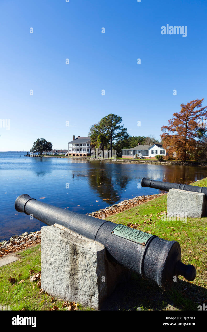 L'Edenton Bay waterfront avec la maison Barker-Moore dans la distance, Edenton, Albemarle, North Carolina, USA Banque D'Images