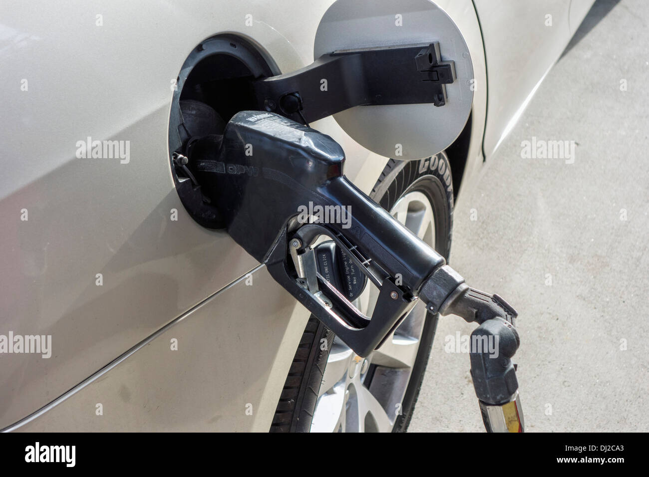 Le remplissage d'une voiture à gaz, USA Banque D'Images