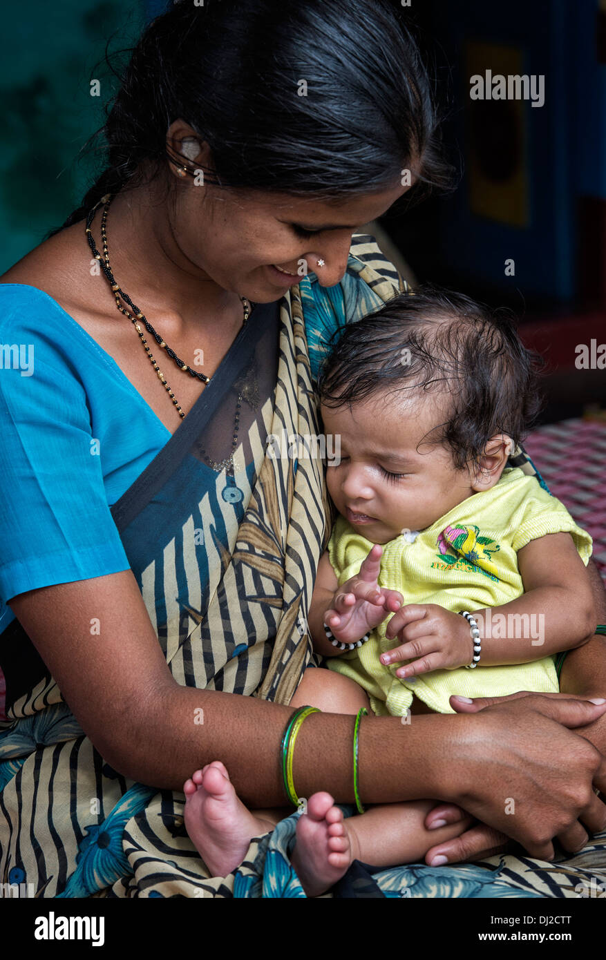 La mère et l'enfant de l'Inde rurale. L'Andhra Pradesh, Inde Banque D'Images