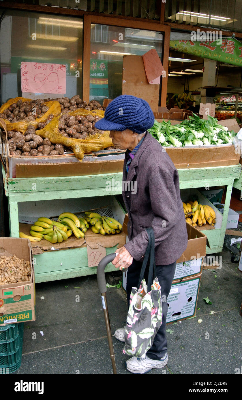 Personnes âgées femme chinoise boutiques à légumes du marché dans le quartier chinois Banque D'Images