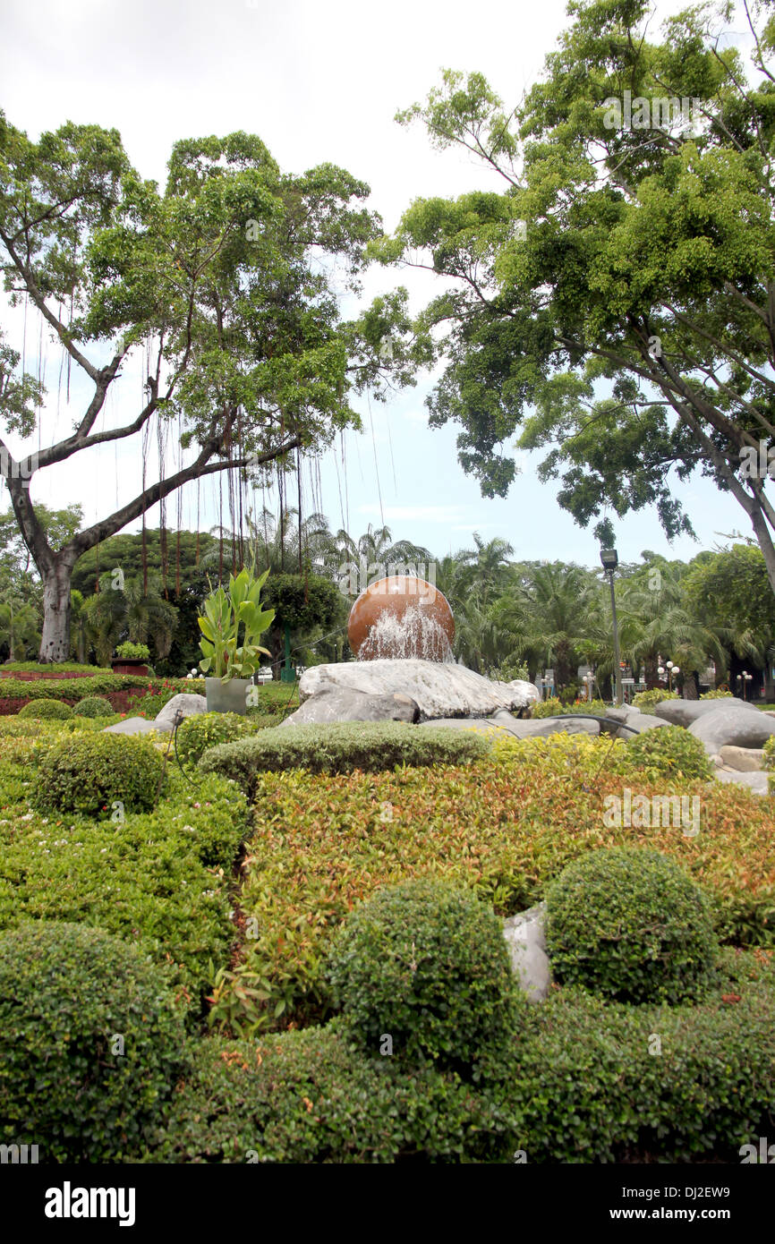 Une vue sur le jardin avec une petite fontaine au milieu. Banque D'Images