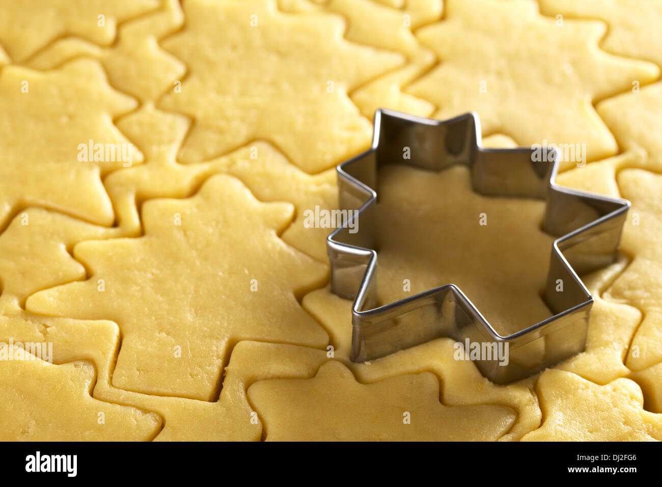 Découper des biscuits de Noël à partir de pâte brisée pâte avec une coupe en forme d'arbres de Noël (Selective Focus) Banque D'Images