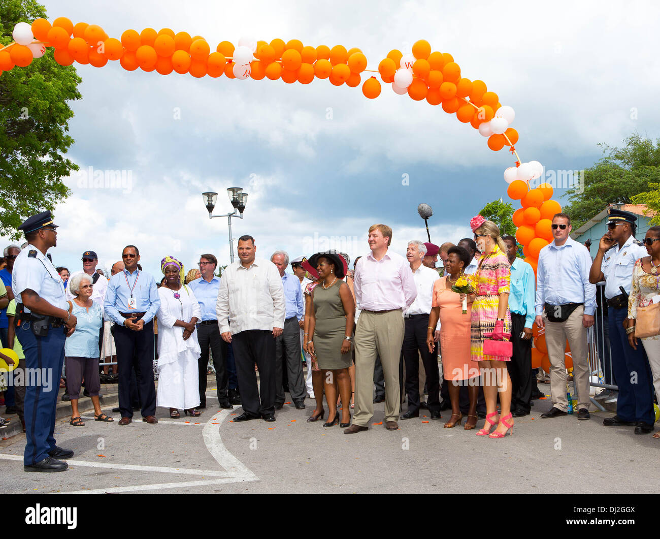 Fort Amsterdam, Curacao 19 Novembre 2013à Curaçao, aux Pays-Bas. 19 nov., 2013. Roi néerlandais Willem Alexander (avant, 2e L) et de la Reine Maxima (avant, L) des Pays-Bas arrive à Westpunt sur l'île de Curaçao, Pays-Bas, 19 novembre 2013. Le couple royale néerlandaise est en voyage visiter les îles des Caraïbes néerlandaises. Photo : PRE-Albert Nieboer //dpa/Alamy Live News Crédit : afp photo alliance/Alamy Live News Banque D'Images