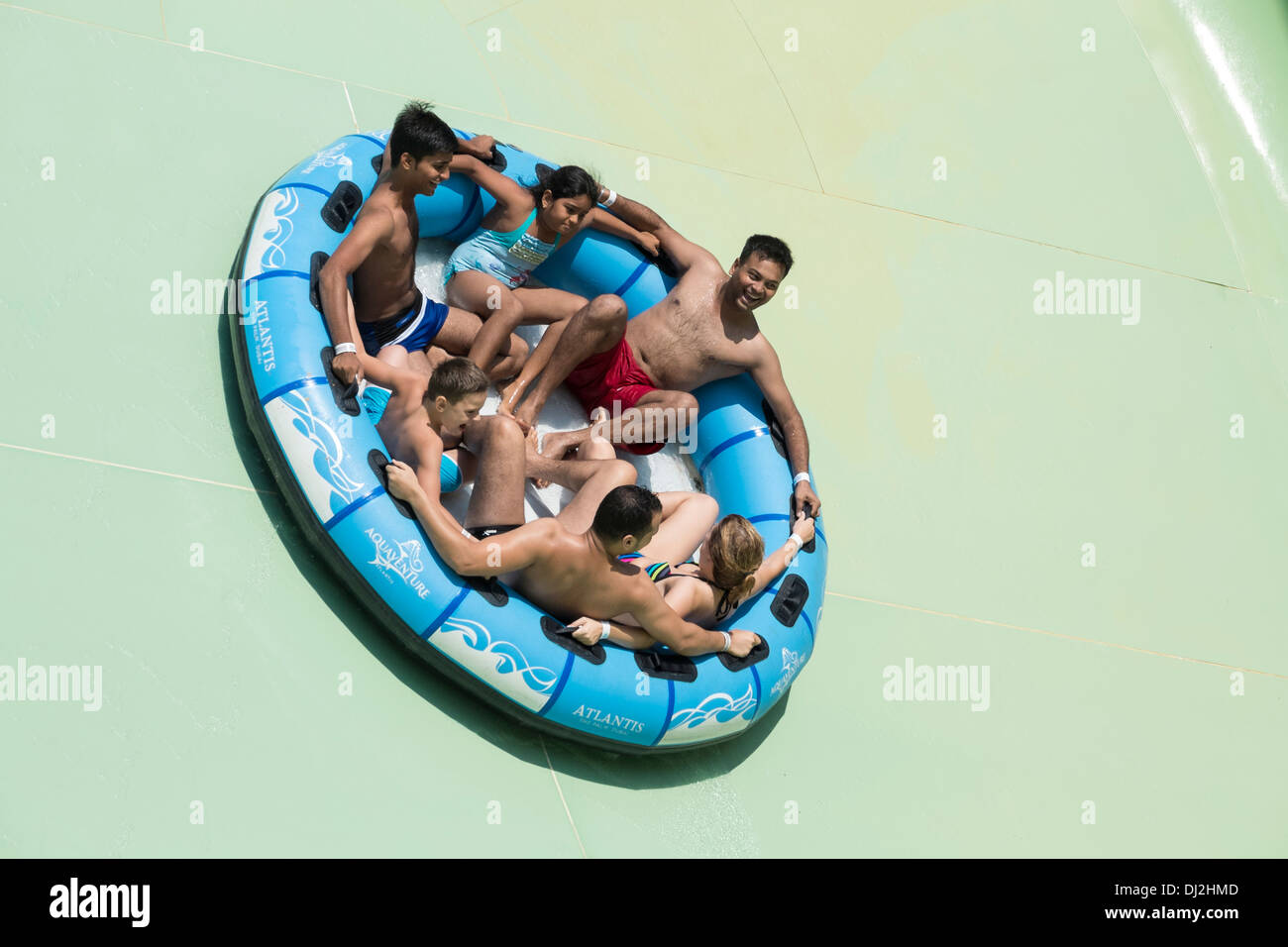 Riders sur Aquaconda toboggan aquatique à la Tour de Poséidon au parc