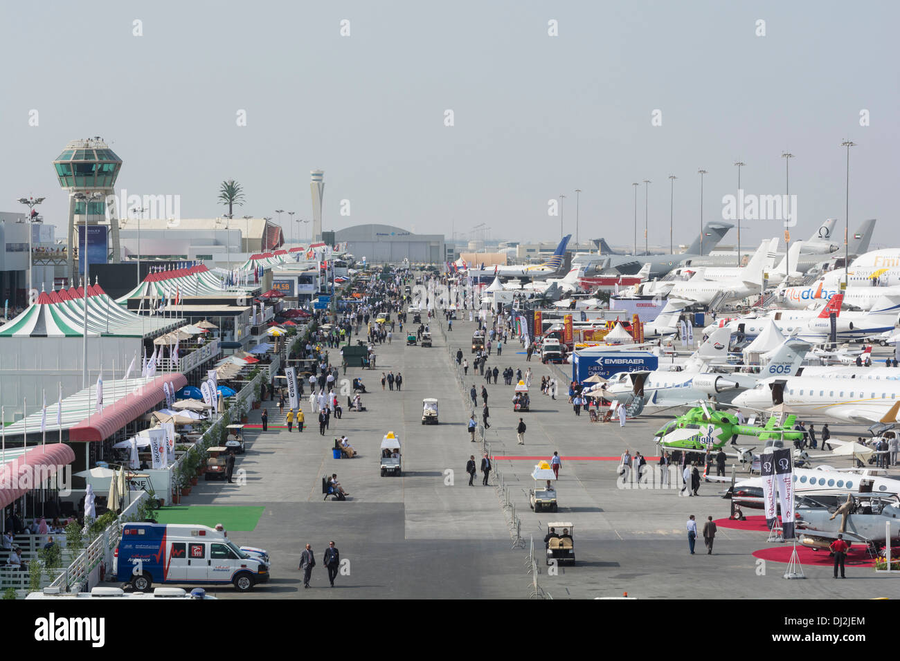 Bon nombre d'aéronefs sur l'aire de trafic à l'aéroport international Al Maktoum pendant Salon aéronautique de Dubaï en Émirats Arabes Unis 2013 Banque D'Images
