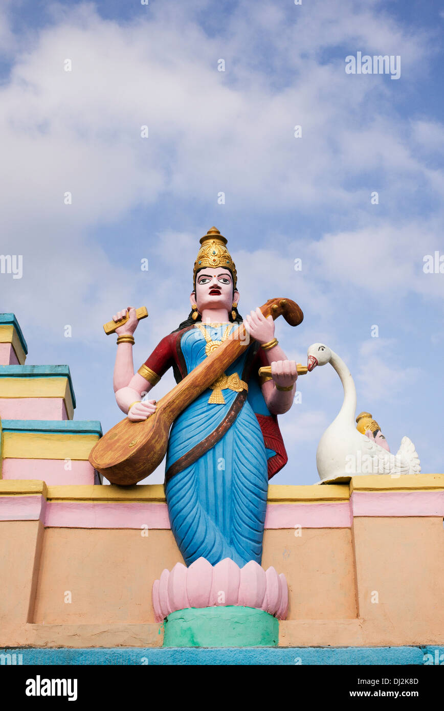 Statue de la déesse hindoue colorés Saraswathi sur un village rural du sud de l'Inde temple. L'Andhra Pradesh, Inde Banque D'Images