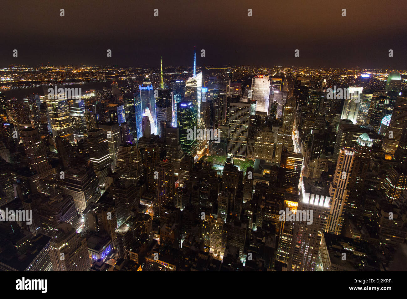 Vue depuis l'Empire State Building de nuit, Manhattan, New York City, États-Unis d'Amérique. Banque D'Images