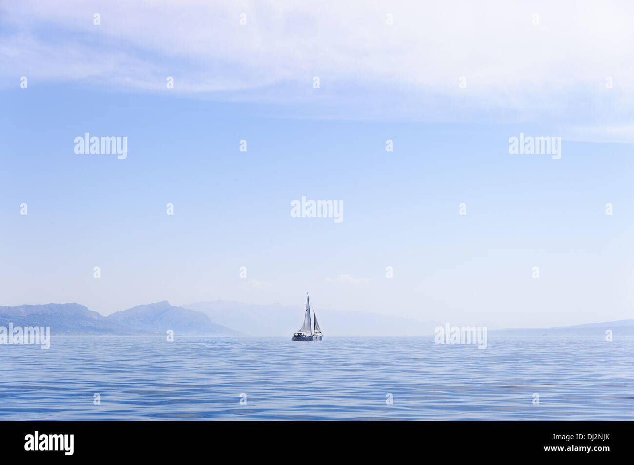 Lonely yacht dans la côte Croate Banque D'Images