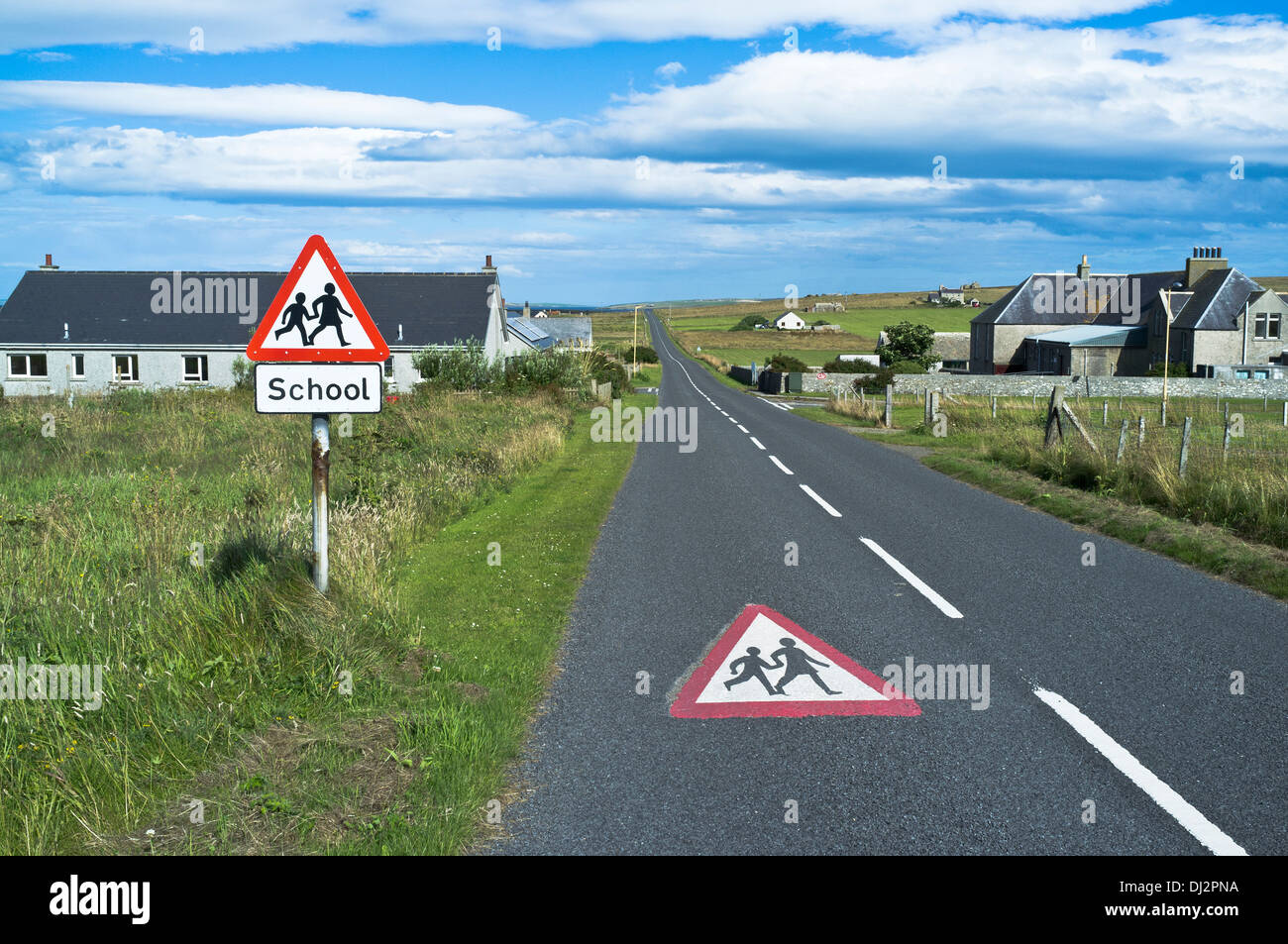 dh FLOTTA ORKNEY School roadsign for Small Country village signalisations école uk Road sign scottish rural Islands scottish remote Banque D'Images