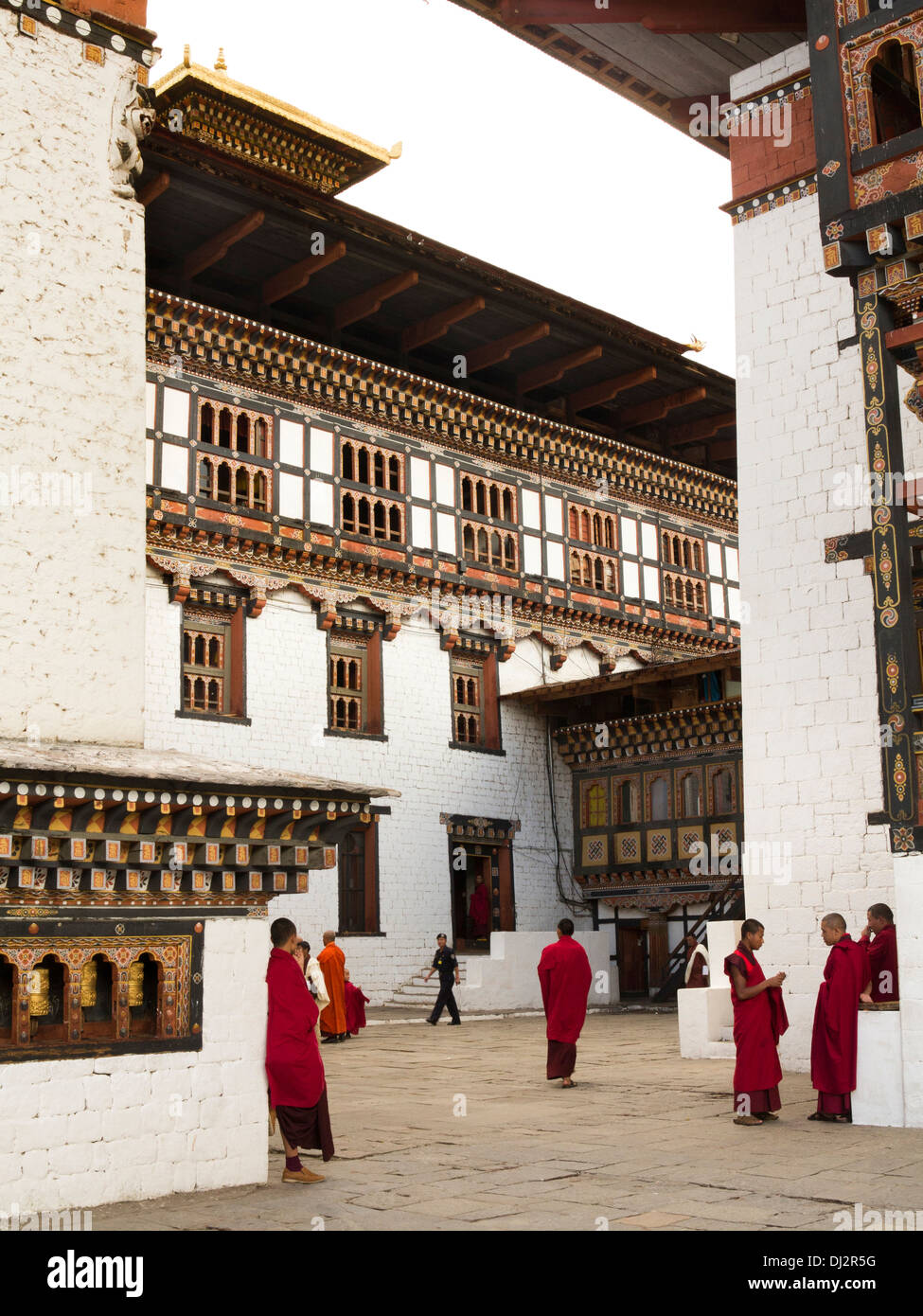 Le Bhoutan, Thimphu Dzong, les moines à l'intérieur de la cour du monastère Banque D'Images