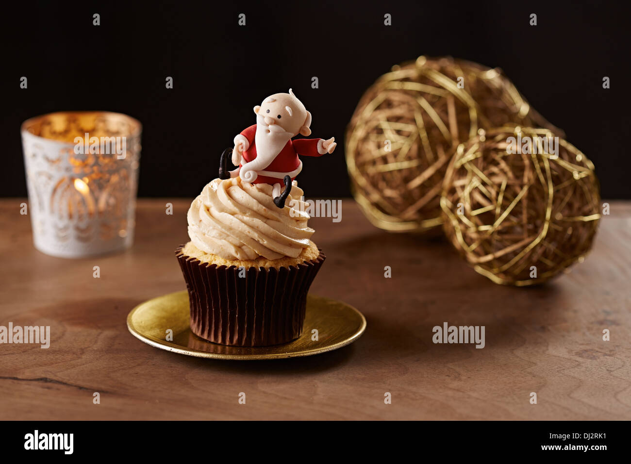 Santa Claus Noël fond noir sur cupcake Banque D'Images