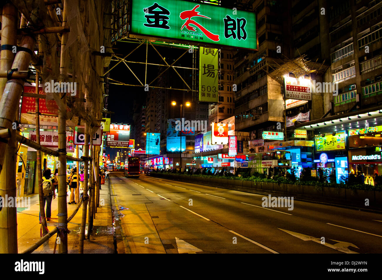 Les signes, les gens et les taxis de nuit sur Nathan Road à Kowloon, Hong Kong Banque D'Images