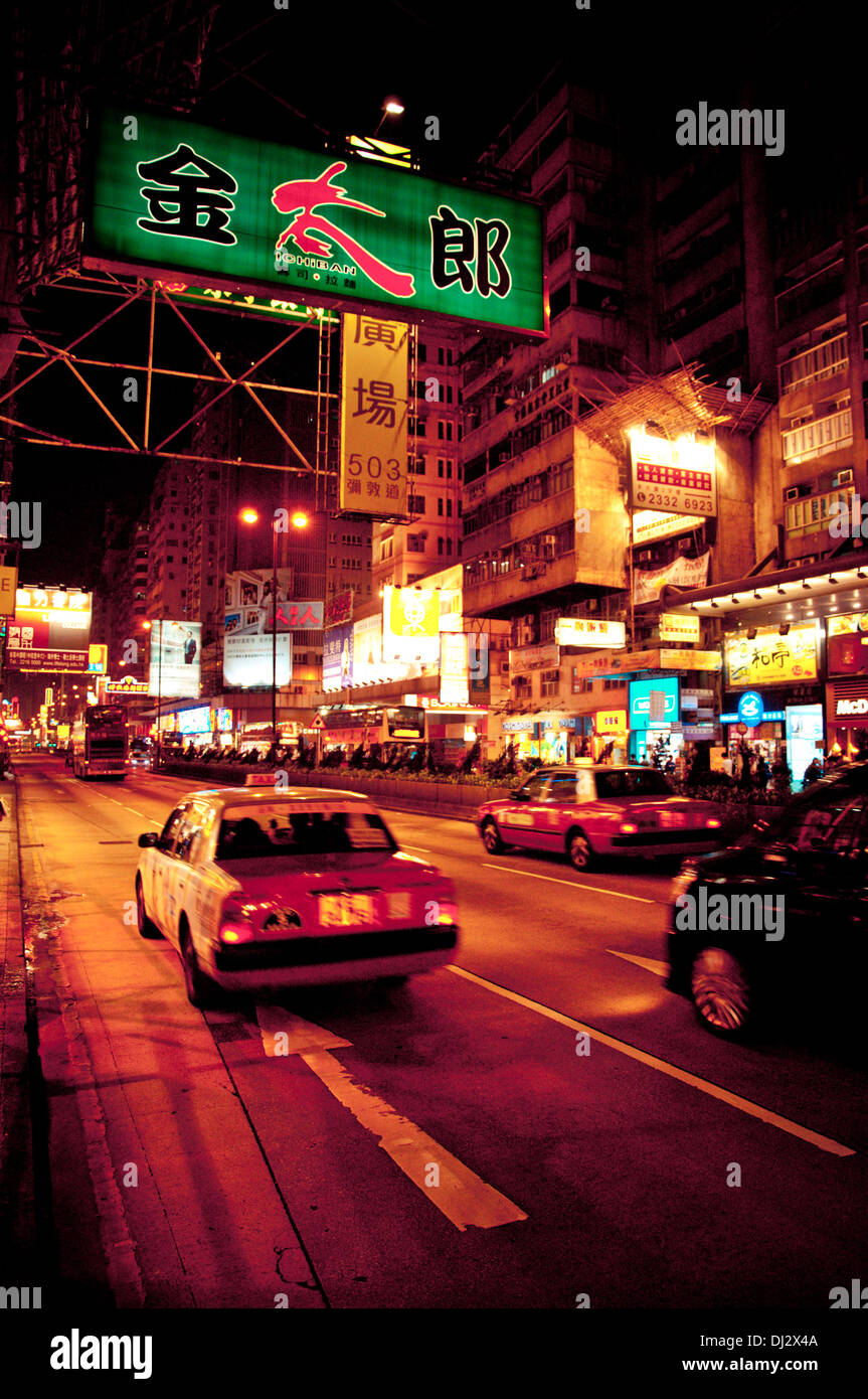 Les signes, les gens et les taxis de nuit sur Nathan Road à Kowloon, Hong Kong Banque D'Images