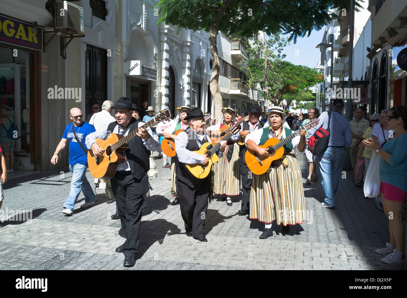 dh Calle de Leon y Castillo ARRECIFE LANZAROTE traditionnel local Habillez les musiciens chanteurs folkloriques Arrecife rue gens tradition musique canari îles Banque D'Images