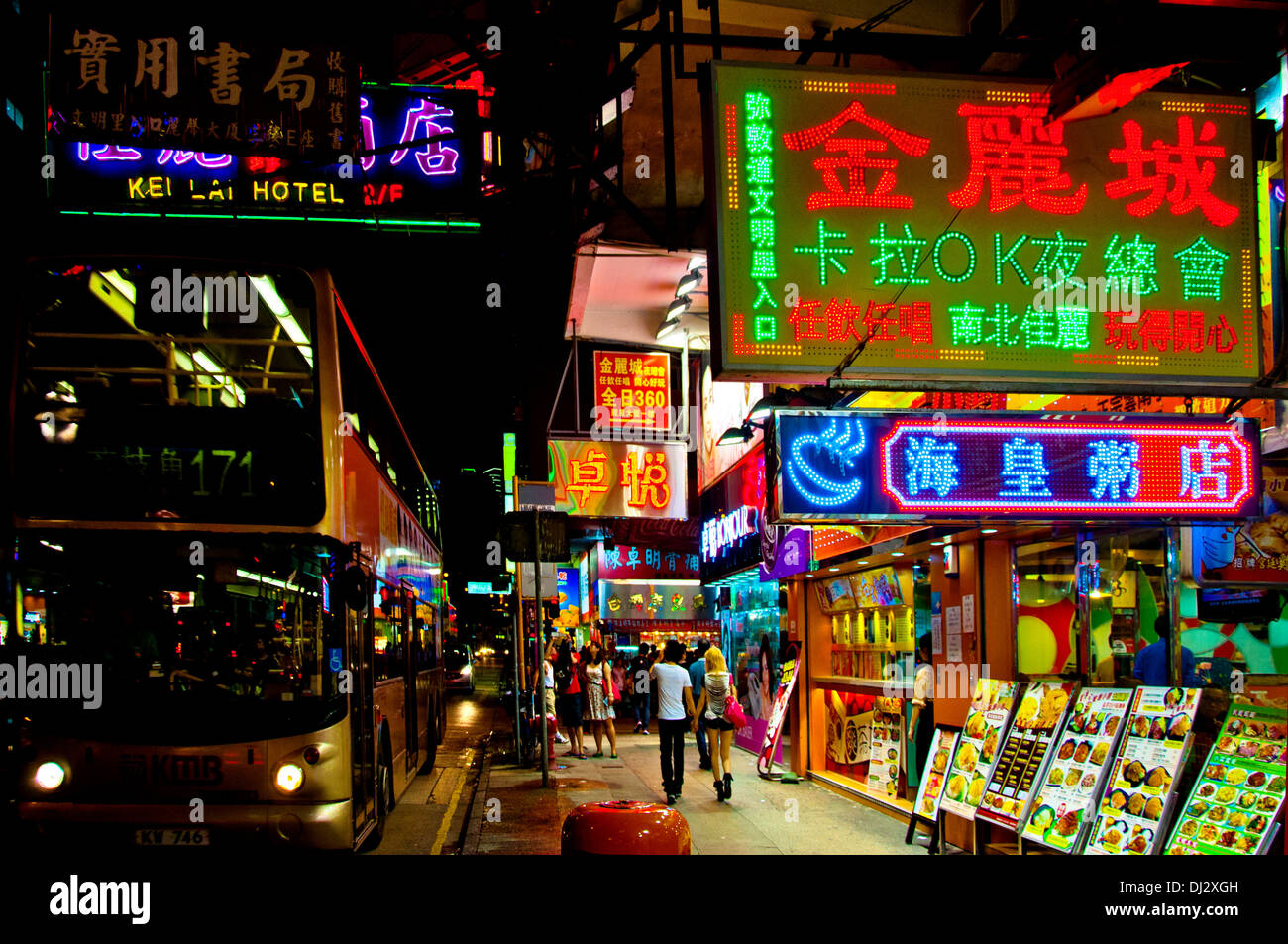 Les signes, les gens et les taxis de nuit sur Nathan Road à Kowloon, Hong Kong Banque D'Images