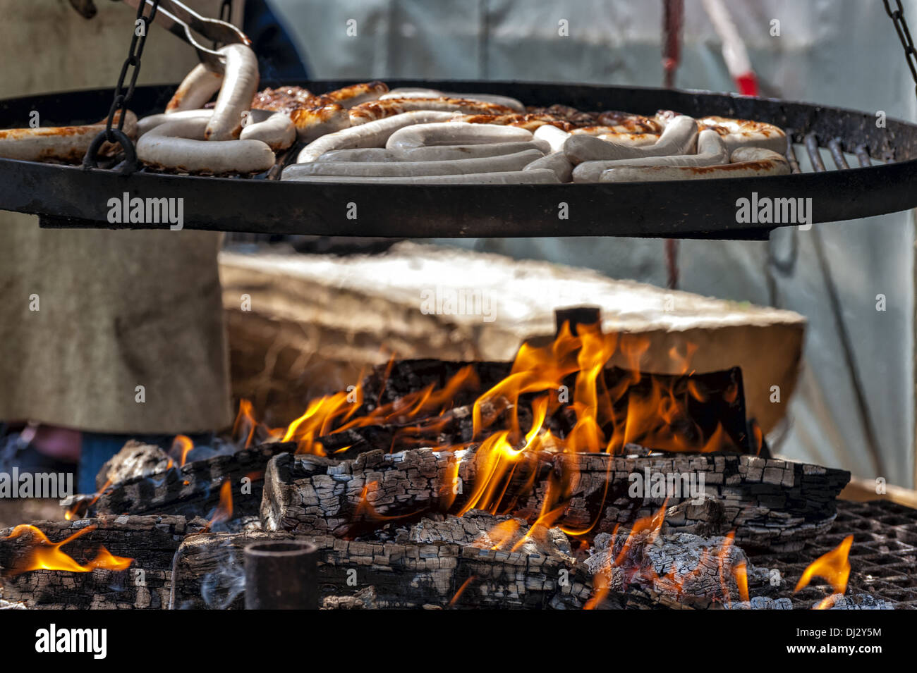 Barbecue au charbon avec les saucisses sur le grill Banque D'Images