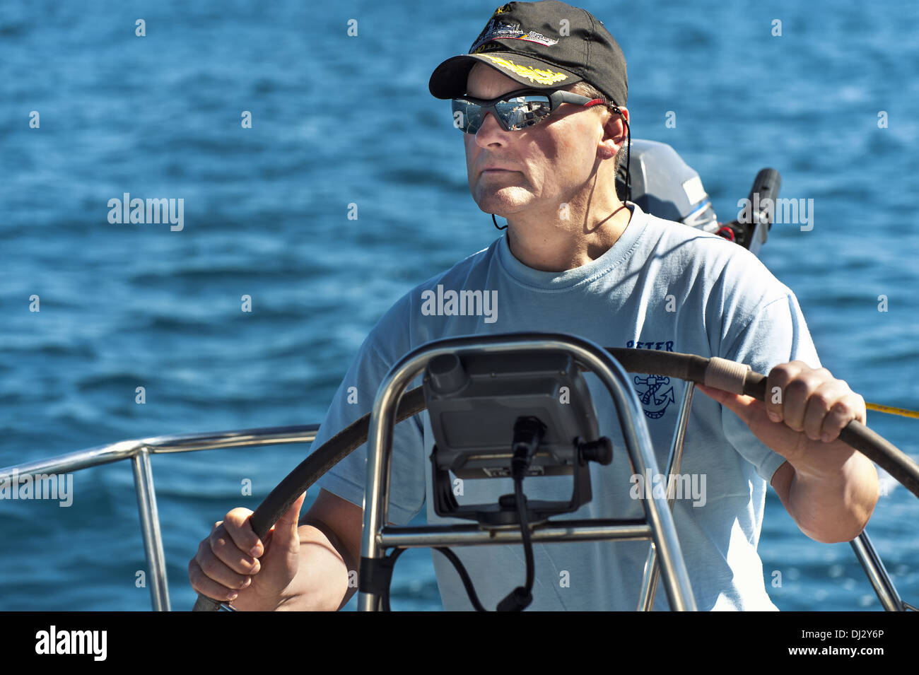 Skipper se trouve à la tête de son yacht Banque D'Images