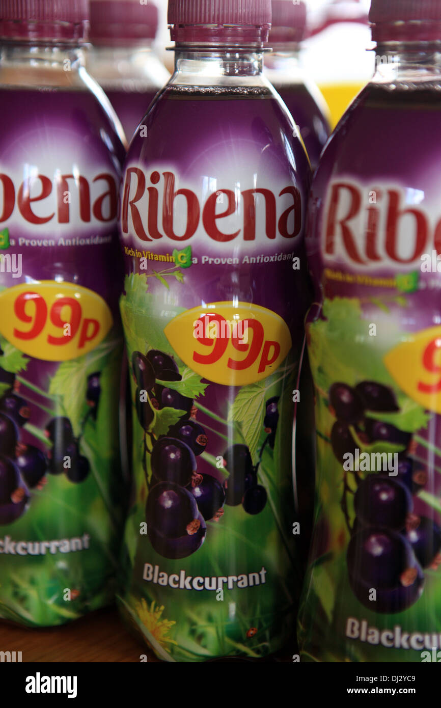 Ribena bouteilles sur Promotion spéciale pour 99p Banque D'Images