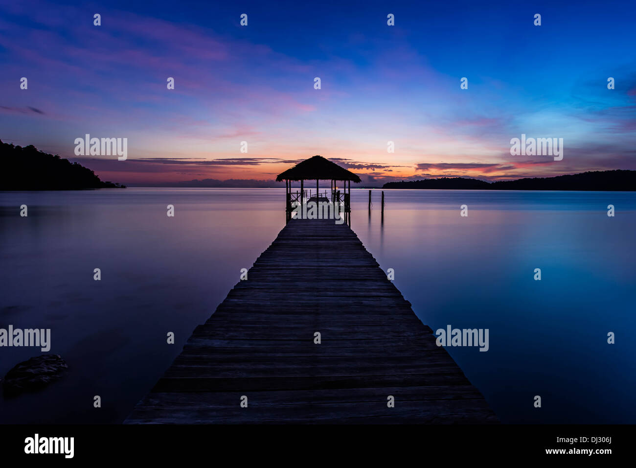 Jetty au lever du soleil dans la baie de sarrasine sur l'île de Koh Rong Samloem, Cambodge Banque D'Images