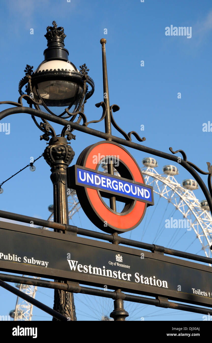 Londres, Angleterre, Royaume-Uni. Métro station Westminster signe et la roue du millénaire Banque D'Images
