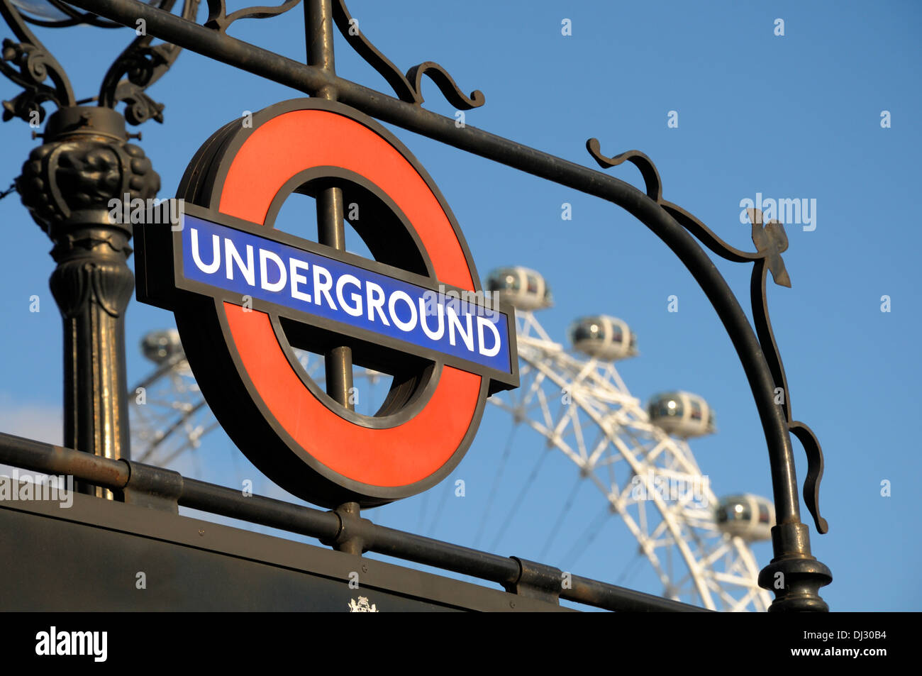 Londres, Angleterre, Royaume-Uni. Métro station Westminster signe et la roue du millénaire Banque D'Images