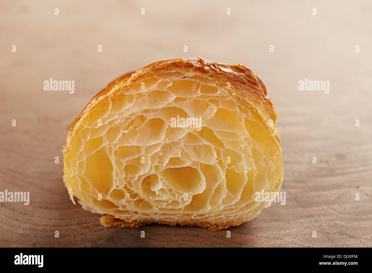 L'intérieur français croissant au beurre sur table en bois Banque D'Images