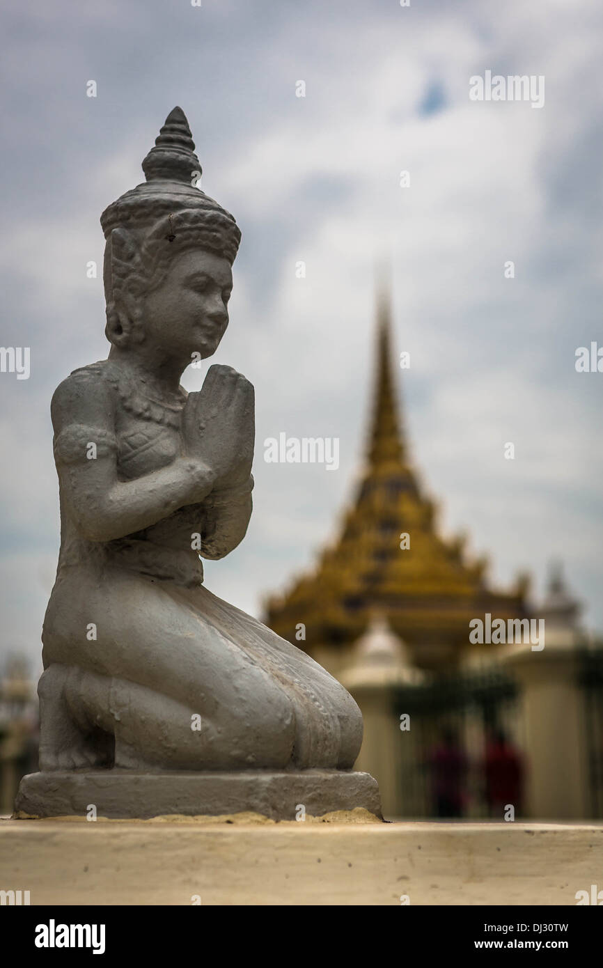 Une petite figure à côté de la prière la Pagode d'argent à Phnom Penh, Cambodge Banque D'Images