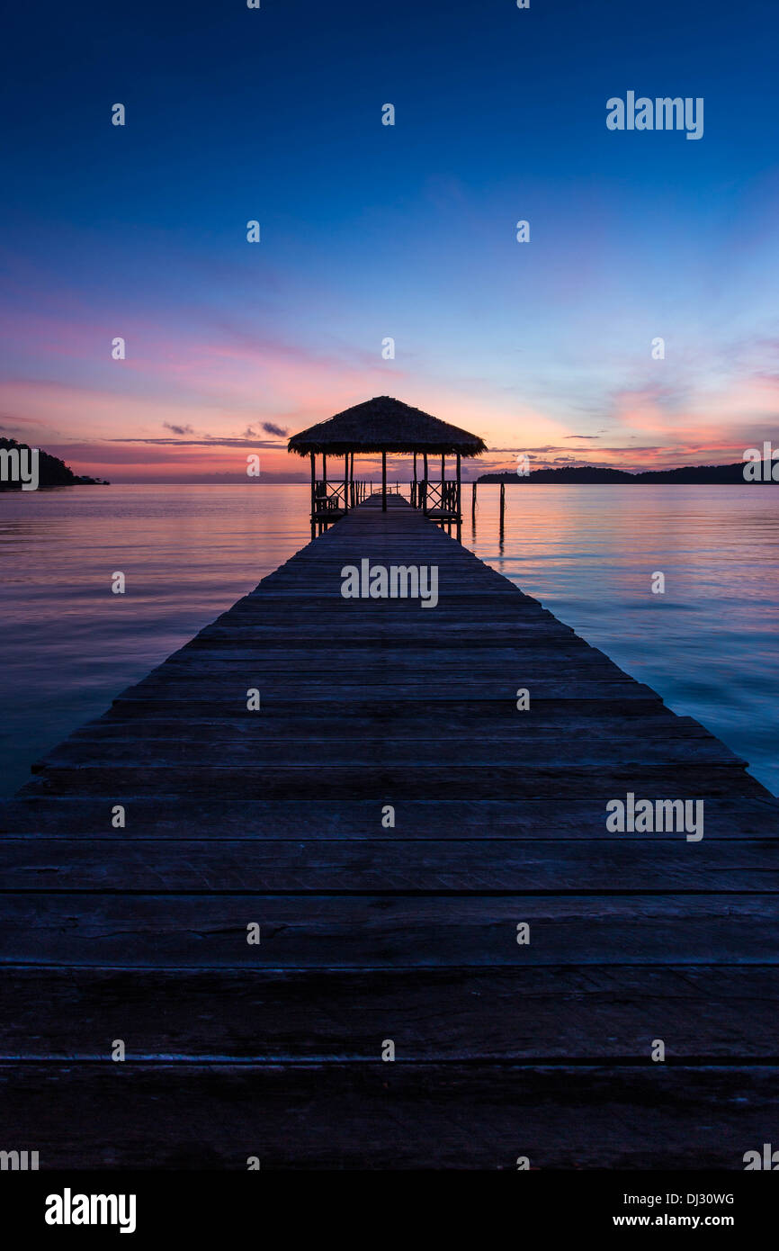 Lever du soleil sur la jetée de la baie Sarrasine Resort sur l'île de Koh Rong Samloem, au Cambodge. Banque D'Images