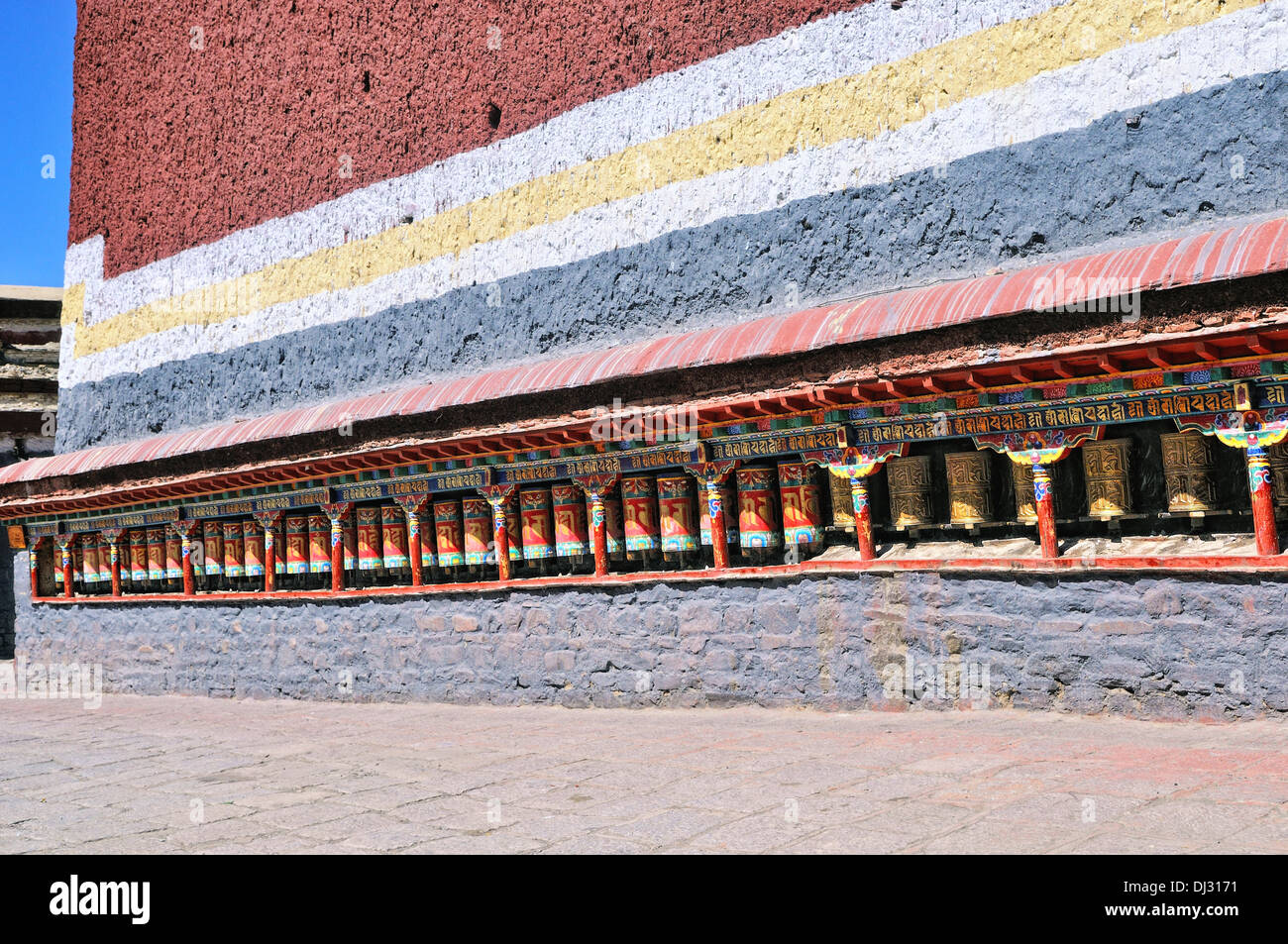 Roues de prière au monastère de Sakya Tibet Banque D'Images