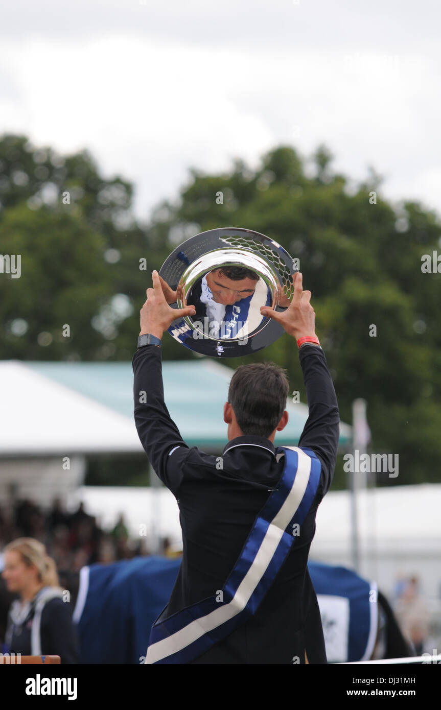 Jonathan Paget pendant la cérémonie de présentation après avoir remporté le 2013 Land Rover Burghley Horse Trials Banque D'Images