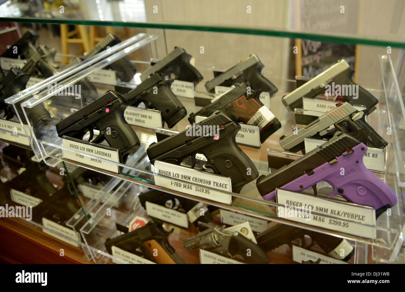 Pistolets sur l'affichage dans un magasin dans une petite ville de l'Amérique moyenne Banque D'Images