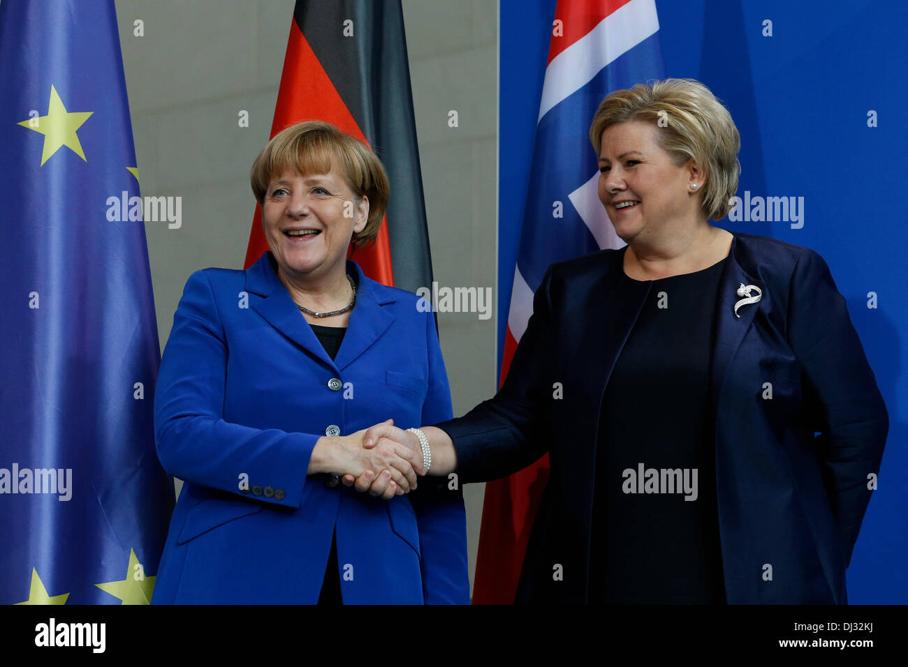 Berlin, Allemagne. 20 novembre, 2013. Angela Merkel, la chancelière allemande, reçoit le premier ministre norvégien, Erna Solberg (Conservateur), à la chancellerie à Berlin. / Photo : Angela Merkel, chancelier allemand, et le premier ministre norvégien, Erna Solberg (Conservateur), au cours d'une conférence de presse conjointe à la chancellerie à Berlin. Credit : Reynaldo Chaib Paganelli/Alamy Live News Banque D'Images