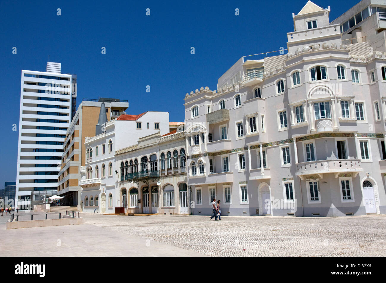 Anciens et nouveaux bâtiments de mer. Figueira da Foz, station balnéaire sur la côte Atlantique, Région Centre, Portugal Banque D'Images