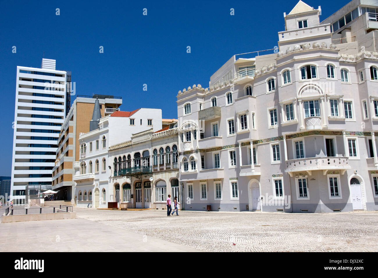 Anciens et nouveaux bâtiments de mer. Figueira da Foz, station balnéaire sur la côte Atlantique, Région Centre, Portugal Banque D'Images