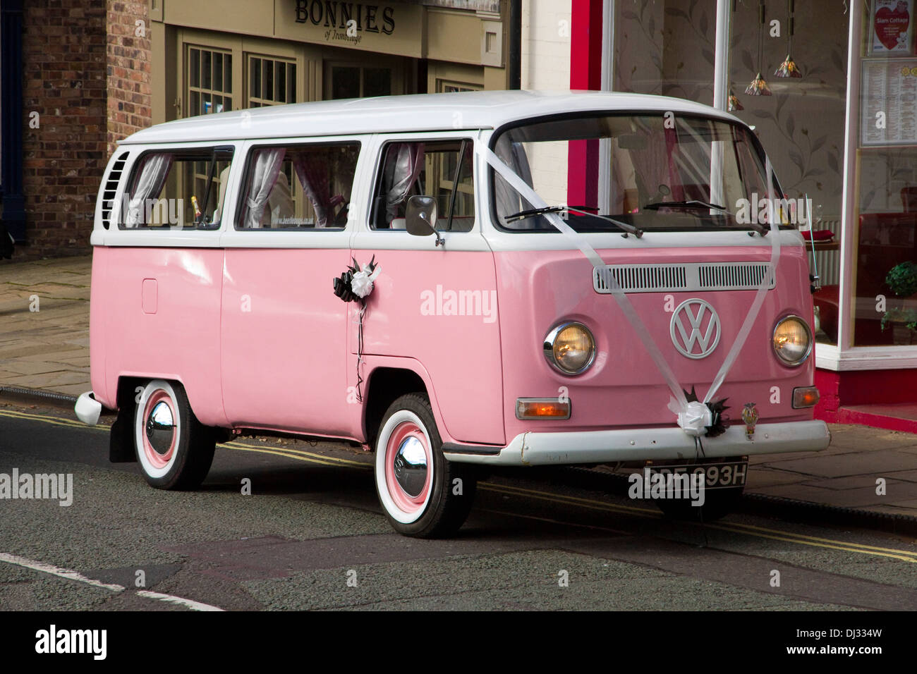 1970 Fenêtre baie rose et blanc VW Campervan, en service comme voiture de mariage, Ironbridge, Telford, Shropshire  + Wrekin, England, UK Banque D'Images