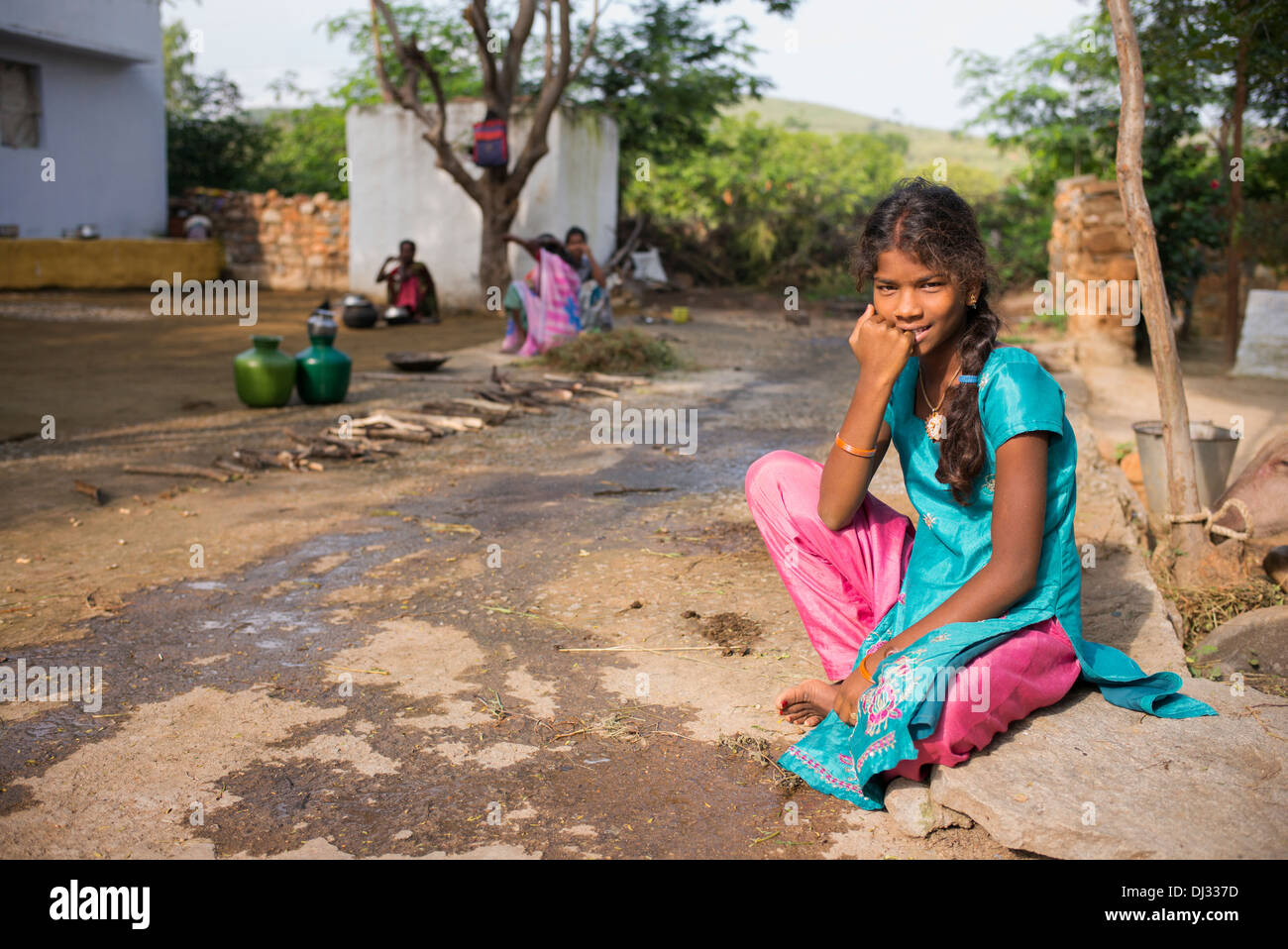 Indian girl s'assit devant sa maison village. L'Andhra Pradesh, Inde Banque D'Images