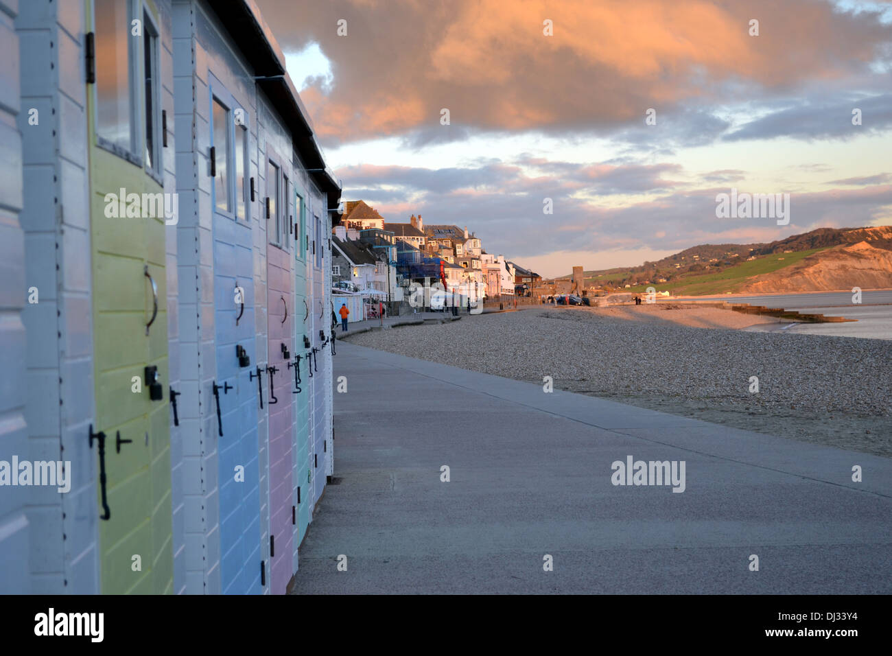 Cabines de plage à Lyme Regis, sur la côte jurassique, Dorset, Angleterre Banque D'Images