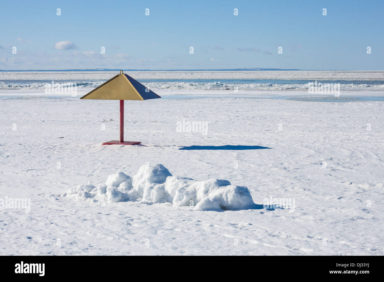 L'hiver, paysage, neige, glace, personne, 'Snowy beach' 'frozen' 'plage mer gelée' 'snowy' mer ciel bleu 'parasol' Banque D'Images